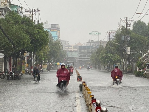 Mưa lớn kéo dài, nhiều tuyến đường của Thành phố Hồ Chí Minh chìm trong 